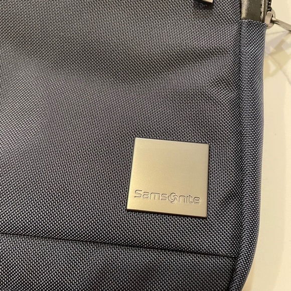 Samsonite NWT cross body bag with warranty - Picture 2 of 4